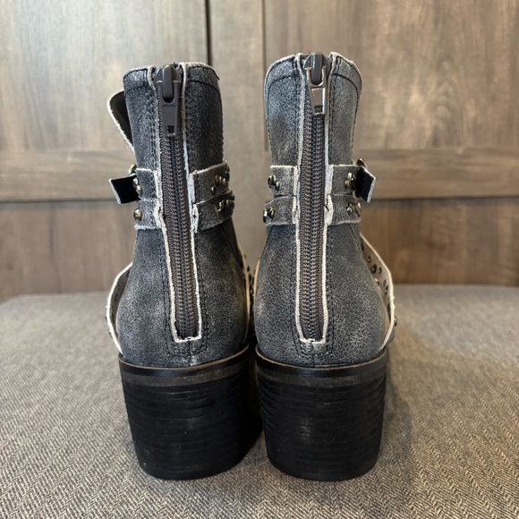 NWOT Lucky Brand 7.5 Callam Ankle Leather Boots Studded Strap Booties Gray - Picture 6 of 11